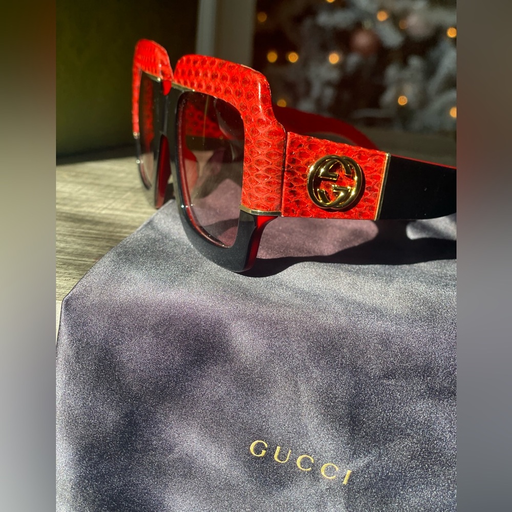 Cranberry red/black Gucci shades Brand new,no scratches, scrapes or marks
